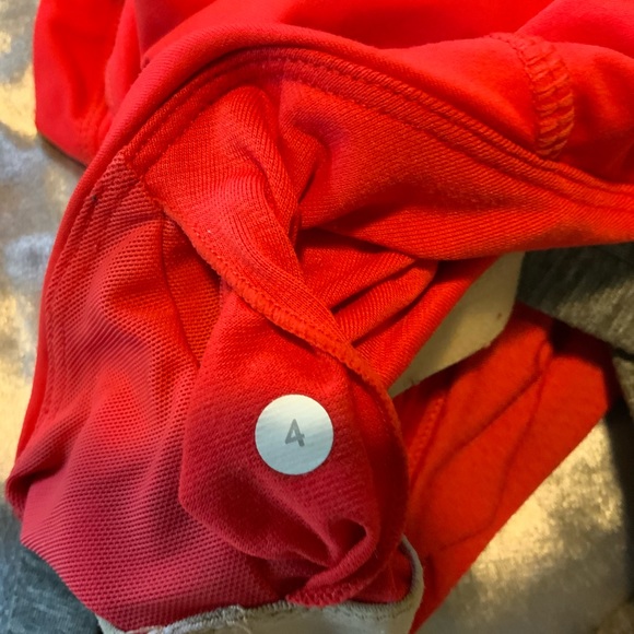 Lululemon workout top size 4 - Picture 4 of 4